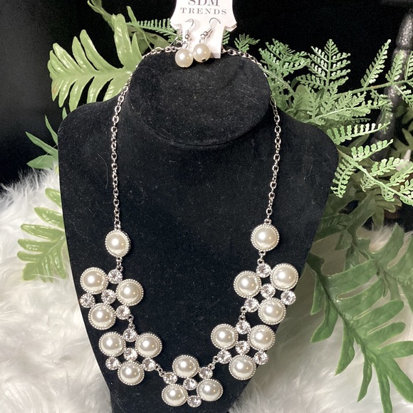 Jewelry - 🌟NEW! Beautiful white silver necklace. Pearls and Bling!